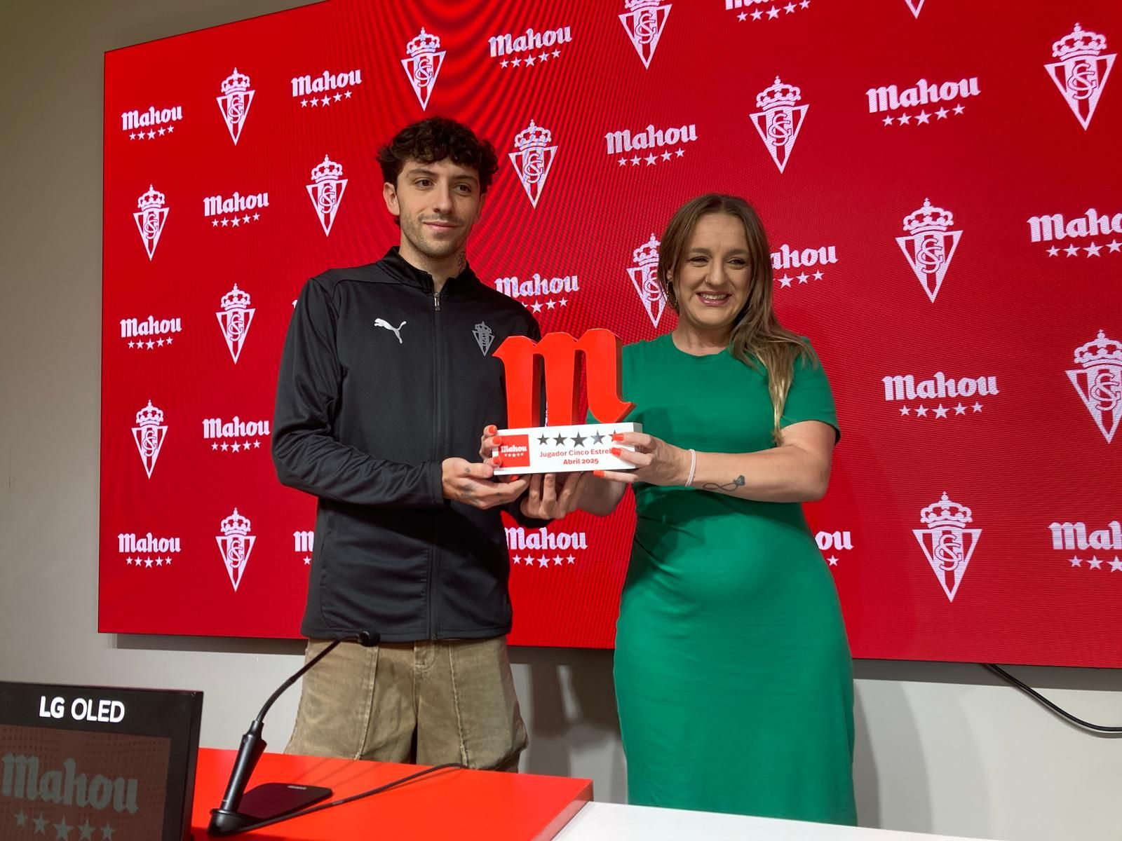 Cesar Gelabert recibe el premio Jugador Cinco Estrellas.