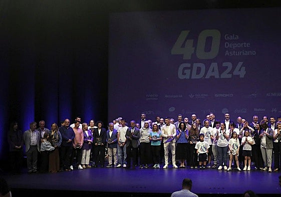 Foto de familia de premiados y organizadores de la Gala del Deporte Asturiano