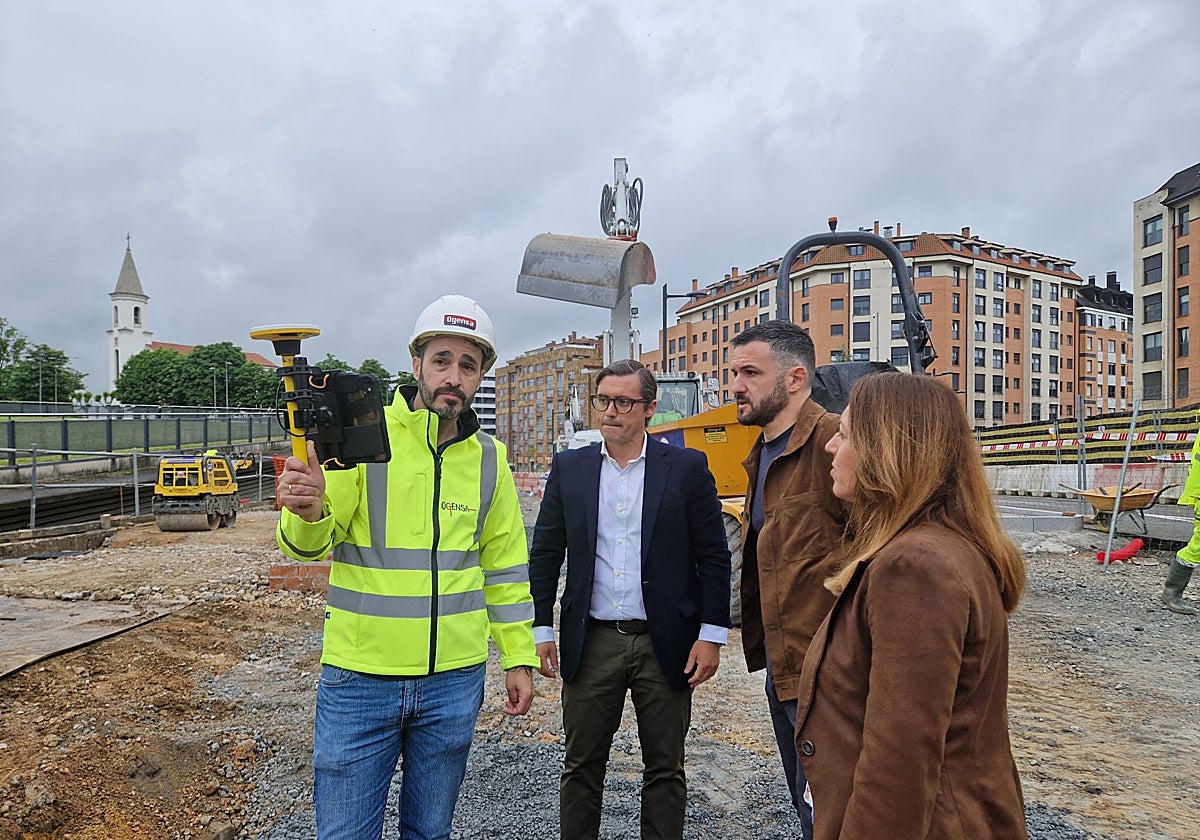 Un operario de la empresa adjudicataria muestra el nuevo sistema.