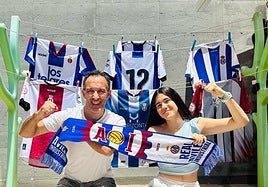 Manuel Pardo y su hija Inés posan con varias camisetas del Avilés en su domicilio en Lanzarote.