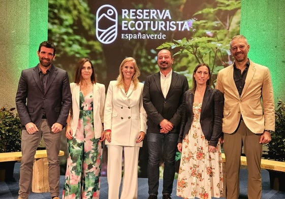 De izquierda a derecha, el viceconsejero de Turismo y Comercio de Euskadi, Jakes Aguirrezabal; la directora general de Turismo y Hostelería de Cantabria, María Saiz Villar; la viceconsejera de Turismo del Principado, Lara Martínez; el director general de la Axencia de Turismo de Galicia, José Manuel Merelles; la directora general de Políticas Turísticas, Ana Muñoz; y el director general de Turespaña, Miguel Sanz.