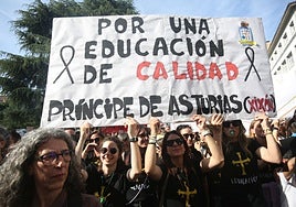 Un grupo de profesoras durante la protesta de ayer en la Plaza de España de Oviedo.