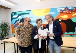 Fernando Menéndez, Milagros Gonzalvo, viuda del inolvidable escritor cangués, y Ricardo Labra.
