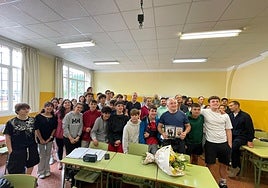 Santiago González, sujetando los regalos, en su última clase.
