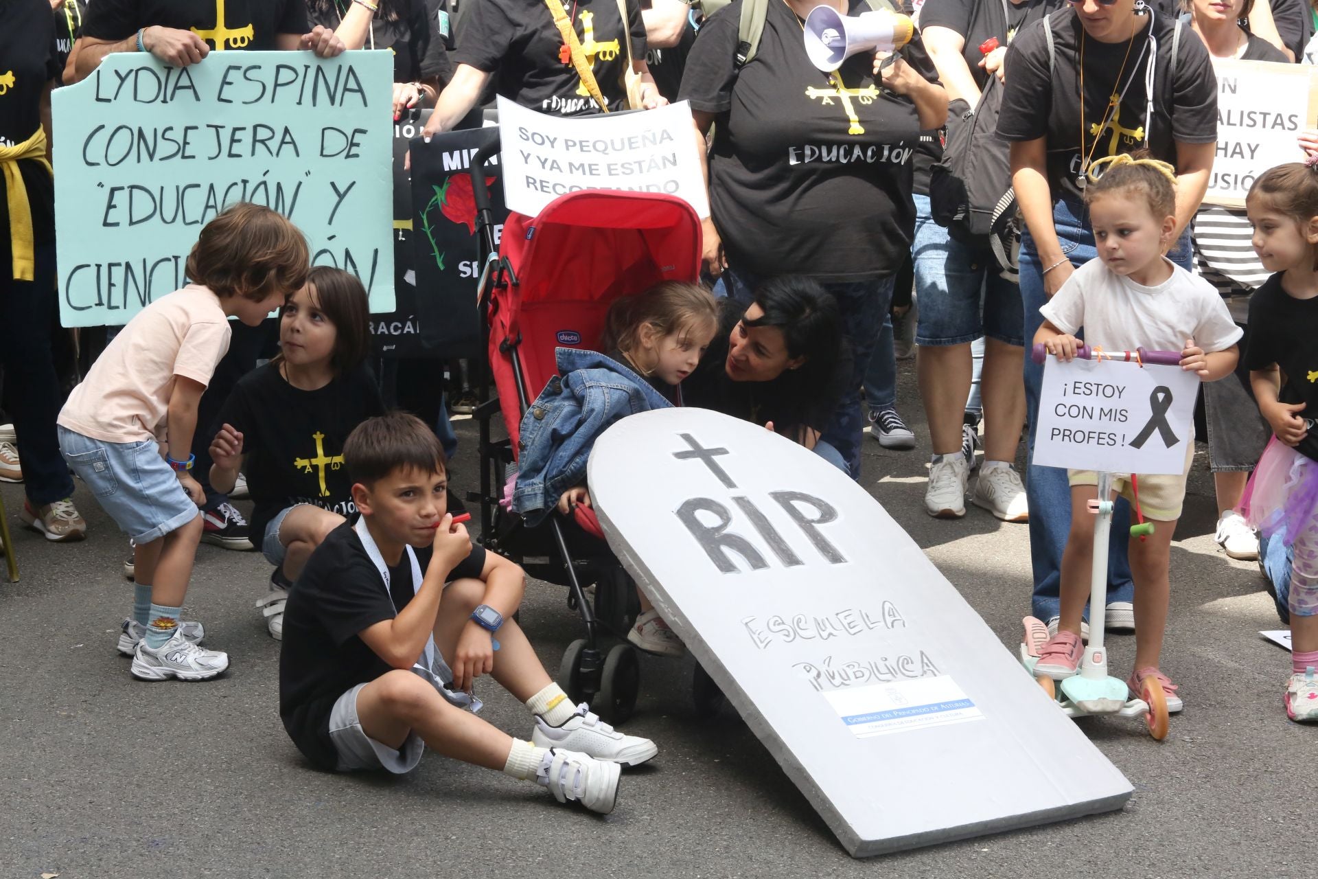 Nueva jornada de reinvindicaciones por la Educación en Asturias: los mensajes de la protesta docente