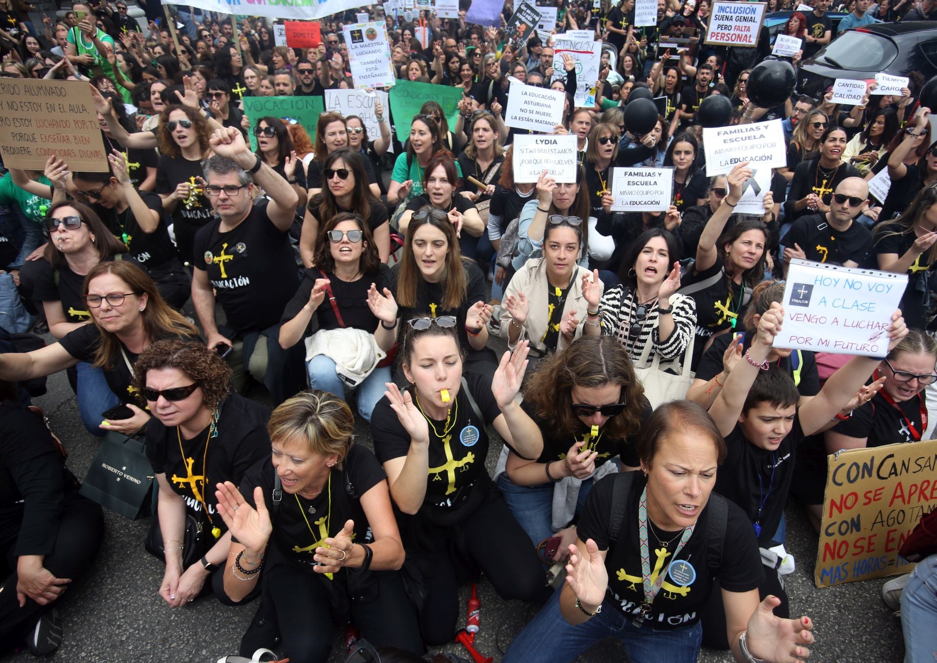 Nueva jornada de reinvindicaciones por la Educación en Asturias: los mensajes de la protesta docente