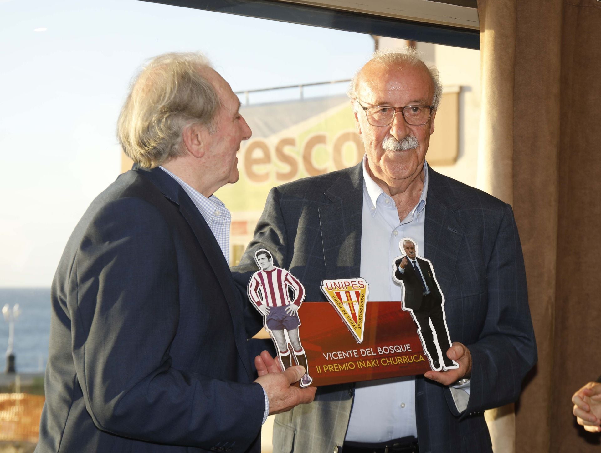 Las peñas del Sporting de Gijón premian a Vicente del Bosque