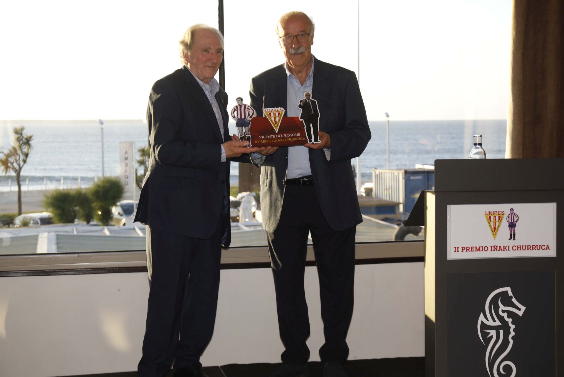 Las peñas del Sporting de Gijón premian a Vicente del Bosque