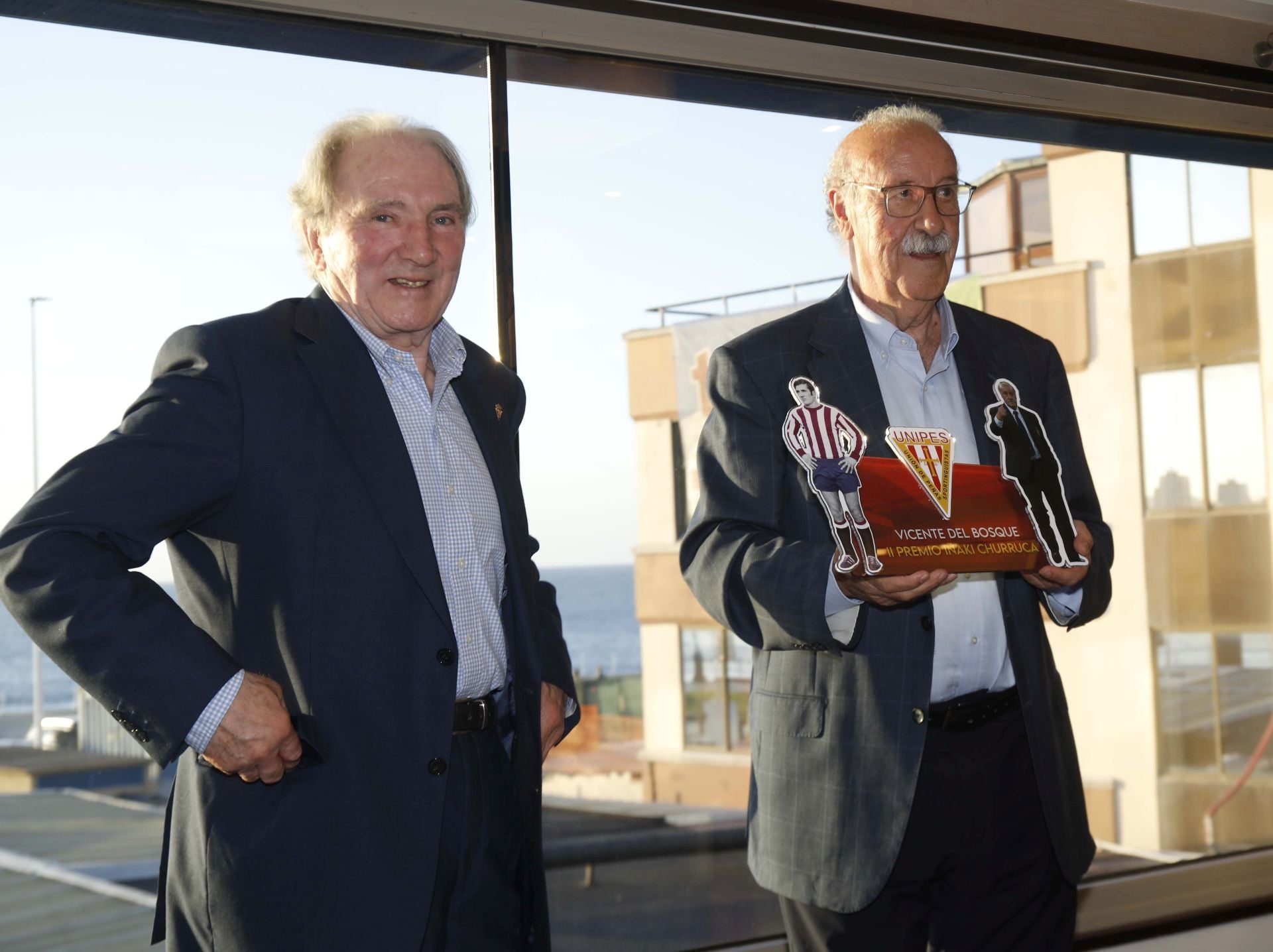 Las peñas del Sporting de Gijón premian a Vicente del Bosque