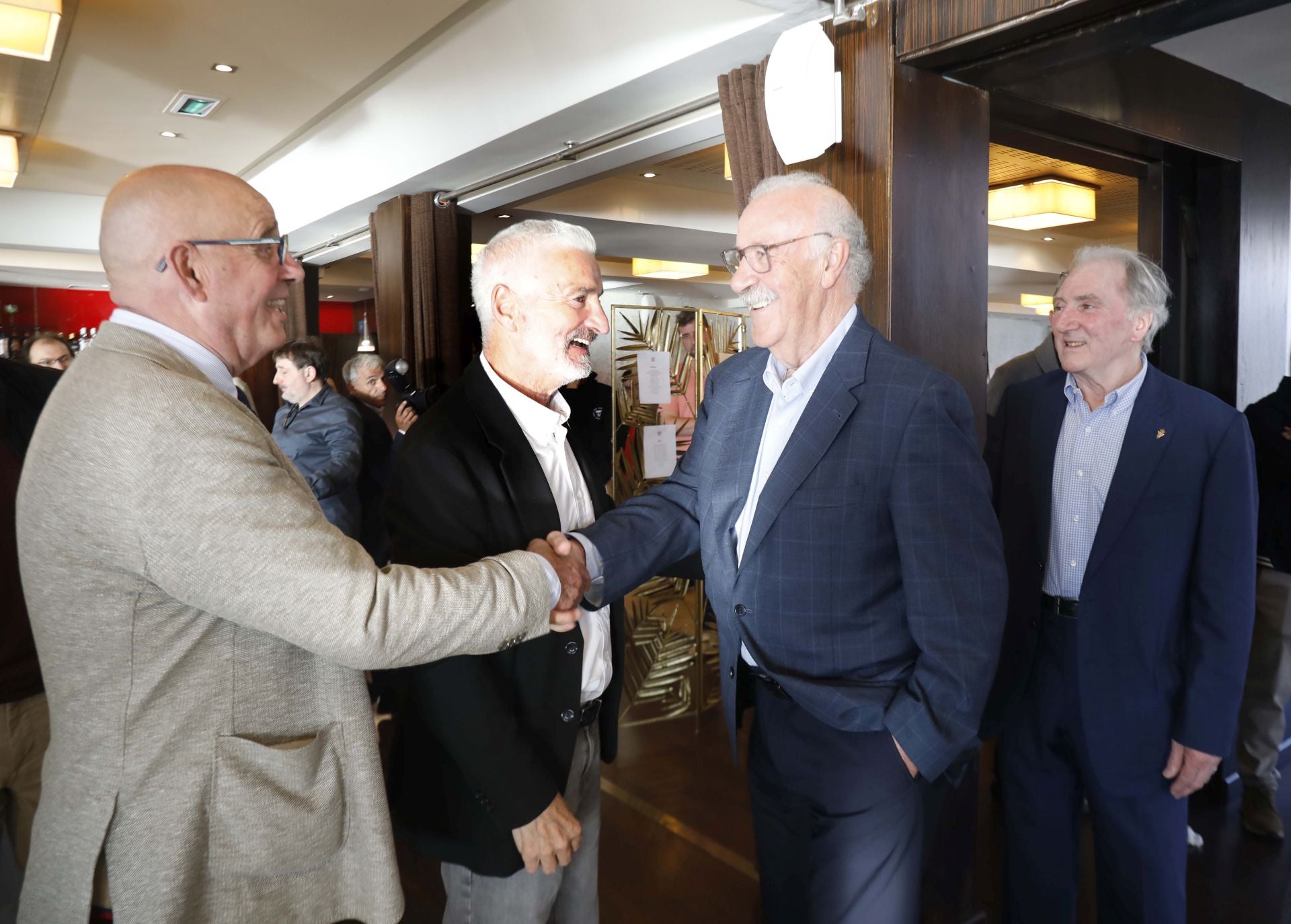Las peñas del Sporting de Gijón premian a Vicente del Bosque