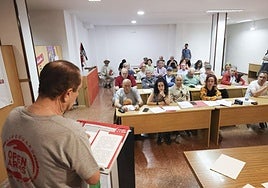 La asamblea reforzó el papel del coordinador local, Juan José Fernández.