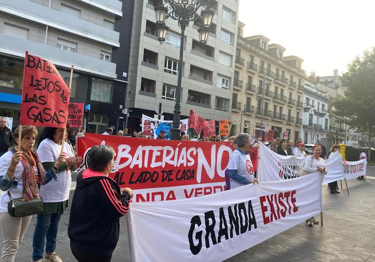 «La operación de la vergüenza»: así califican en Granda la aprobación del parque de baterías junto a sus casas