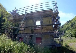 Los andamios recubriendo el edificio de la antigua botica de Bustiello