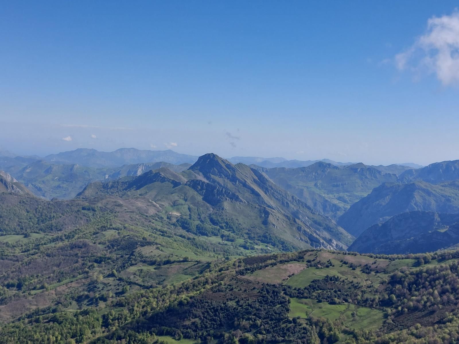 Imagen principal - Vistas desde la cima del Recuencu hacia el Carriá, los Picos de Europa y el Maciedome.