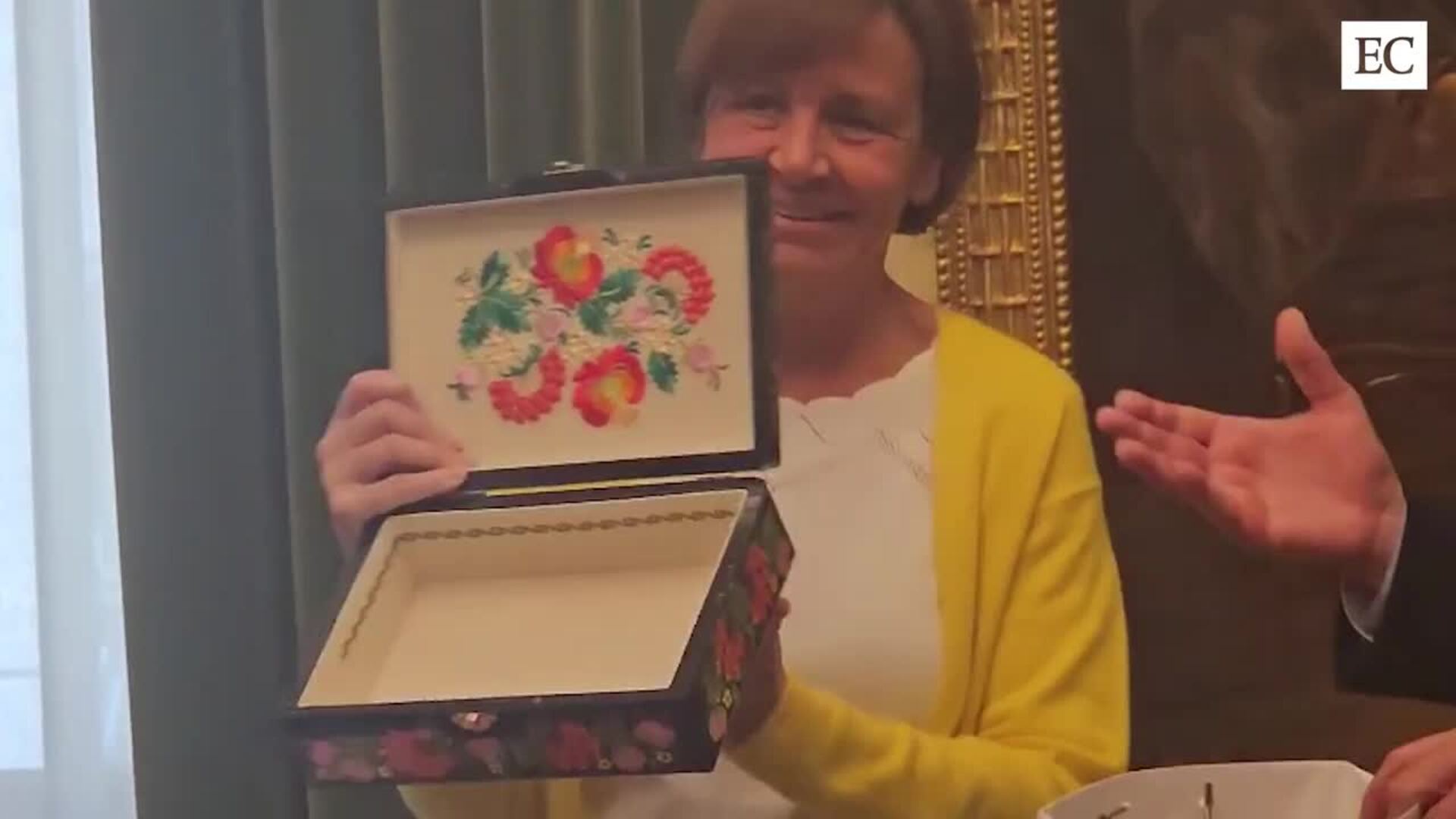 Gijón se solidariza con Ucrania. La alcaldesa viste los colores amarillo y azul como gesto de apoyo