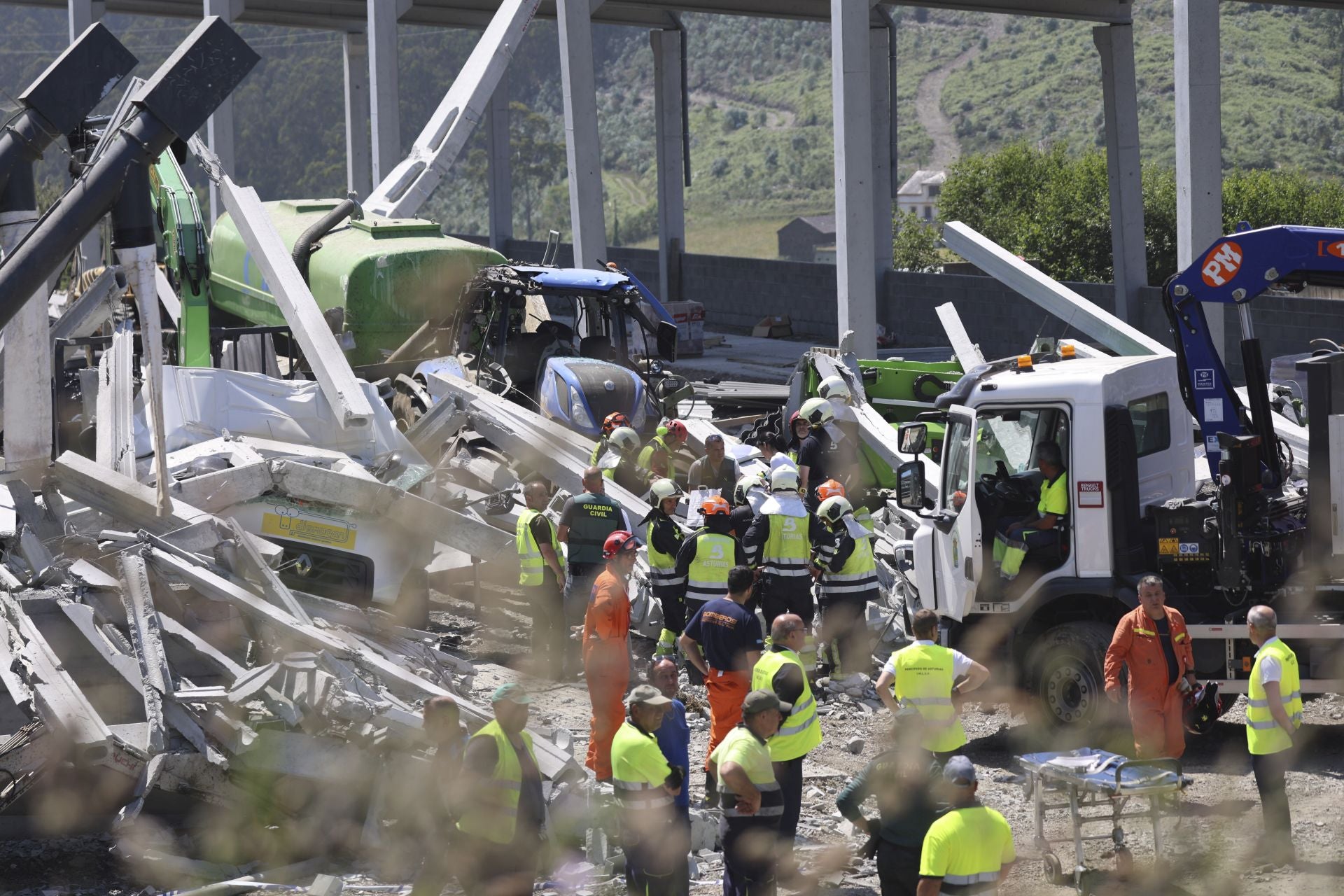 Las imágenes del grave accidente laboral en Coaña