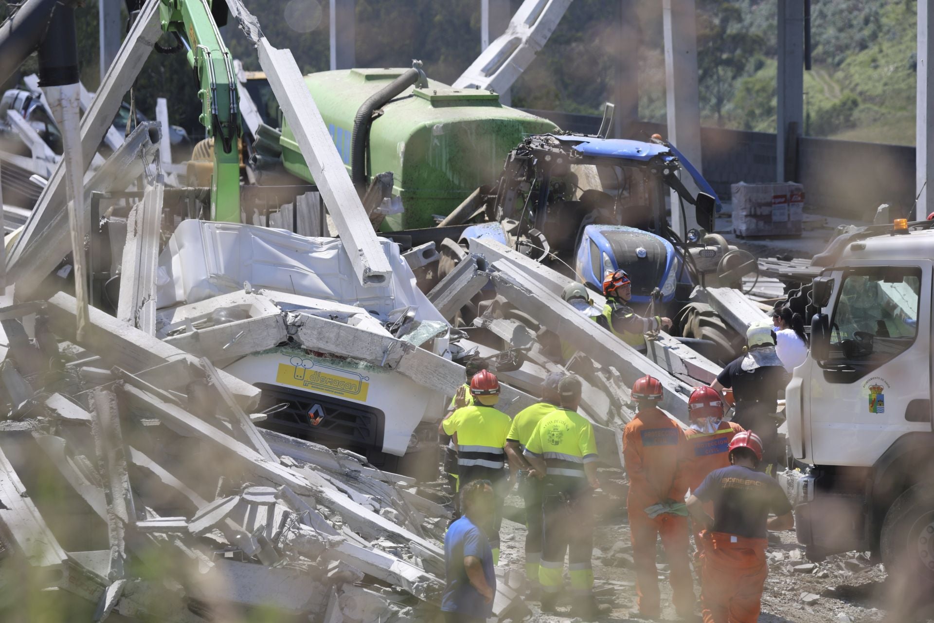 Las imágenes del grave accidente laboral en Coaña