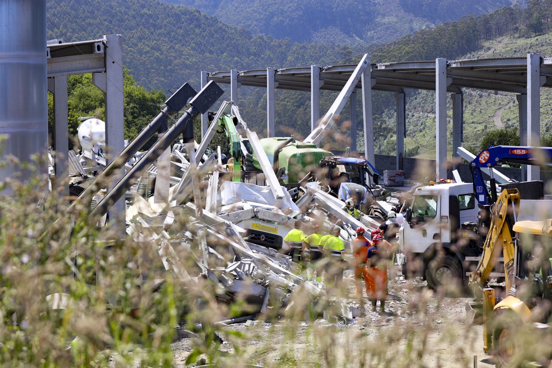 Las imágenes del grave accidente laboral en Coaña