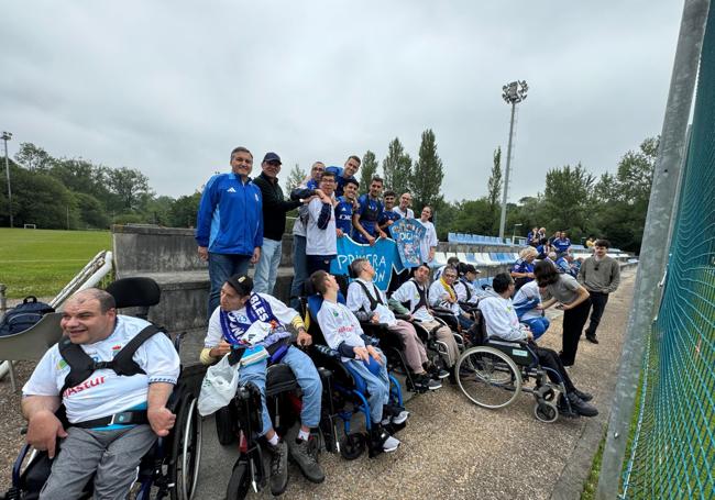 Los usuarios de ASPACE se fotografiaron con los veteranos y varios jugadores azules.