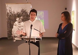 Andrés Solla y la concejala de Cultura, Montserrat López, en la presentación.