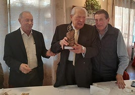 Ángel Tamargo, en el homenaje que Puente de Mando le brindó en 2024, junto a Fernando de la Hoz y Adolfo García.