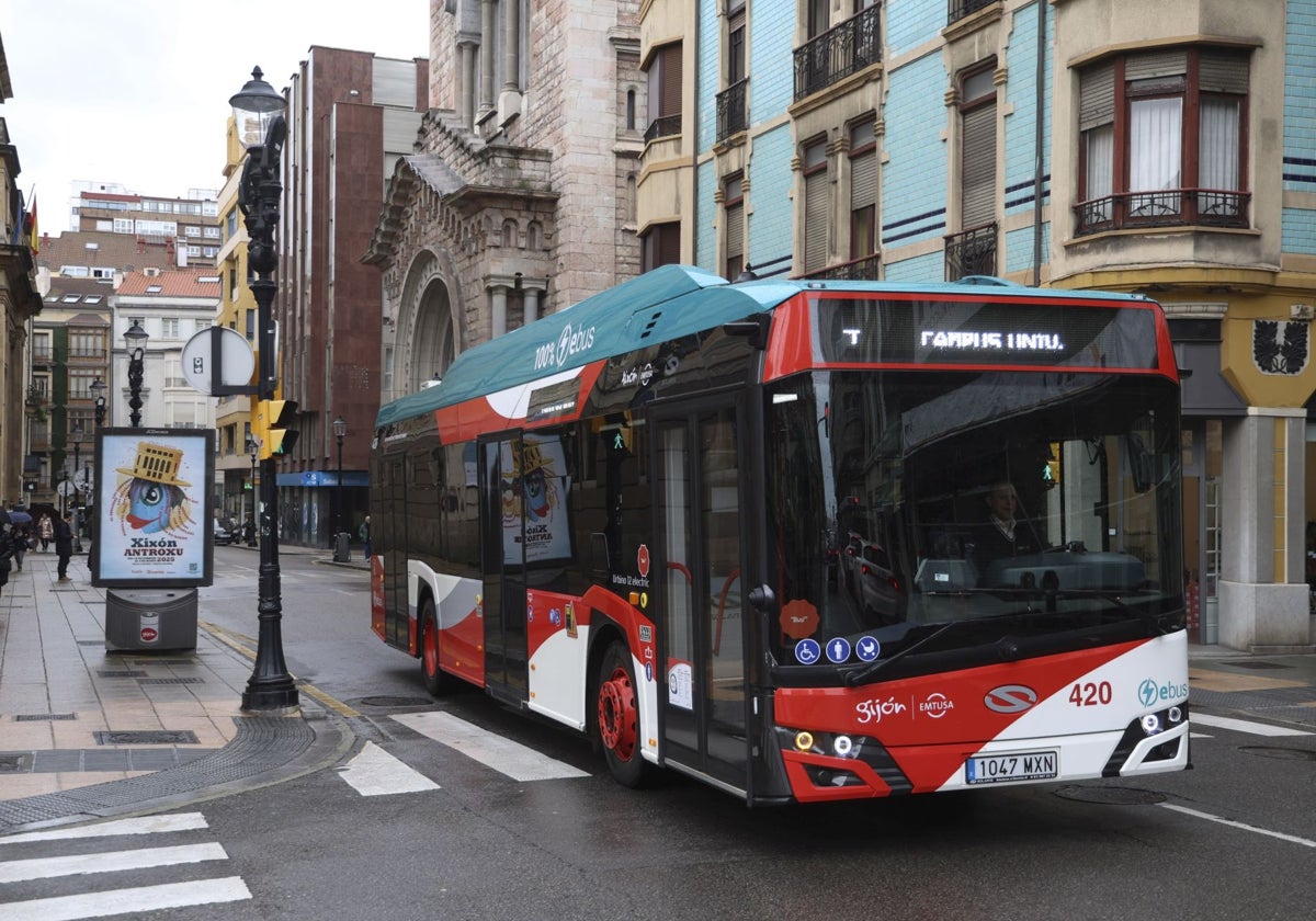 Uno de los nuevos autobuses eléctricos de EMTUSA, por la calle Jovellanos.