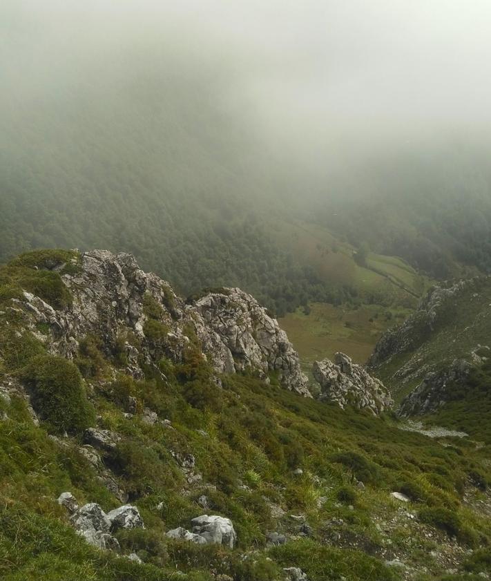 Imagen secundaria 2 - El recorrido para conquistar el Recuencu y el Zorru desde Les Bedules tiene mucho de bosque y de majadas, pero también laderas escarpadas, pasos aéreos y cimas muy altas. 