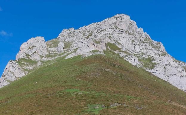 El Recuencu visto desde su base, desde la collada Les Caldes.