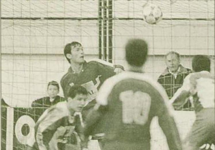 Momento en el que Castro, a la derecha, marca uno de sus goles.