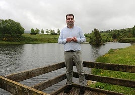 Sergio Hidalgo Alonso, presidente del Ceder Valle del Ese-Entrecabos, en el Coto de pesca intensiva El Arenero- Tineo.