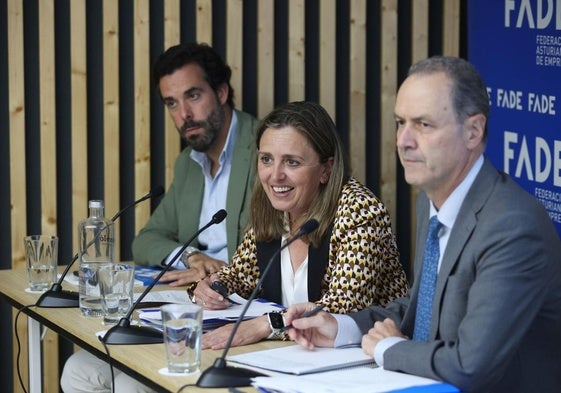El presidente de AJE y vicepresidente de Fade, Pablo García; la presidenta de la patronal asturiana, María Calvo, y el director general, Alberto González, durante la junta.