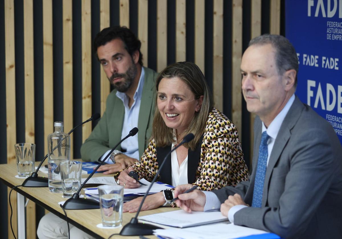 El presidente de AJE y vicepresidente de Fade, Pablo García; la presidenta de la patronal asturiana, María Calvo, y el director general, Alberto González, durante la junta.