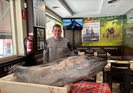 Diego Javita posa con el imponente atún rojo de 101 kilos en su sidrería.
