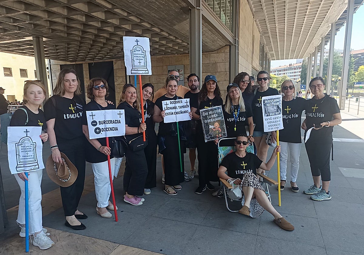 Imagen principal - Claustro de la Gesta, unos pequeños en las protestas y maestras firmando sus cartas. 