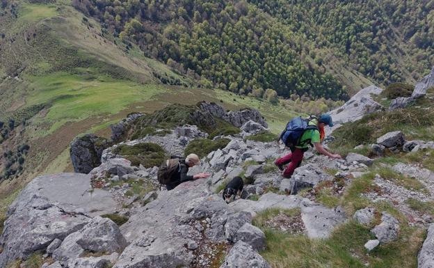 Subiendo al Recuencu, con la collada Les Caldes y el bosque a los pies.