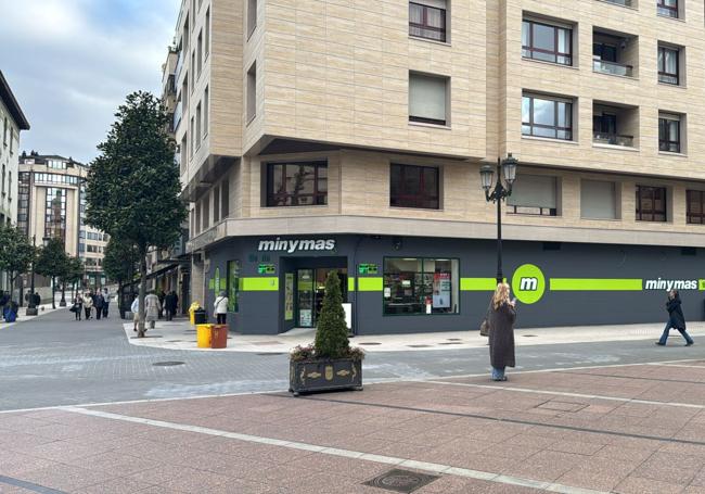 Fachada renovada de minymas en Oviedo