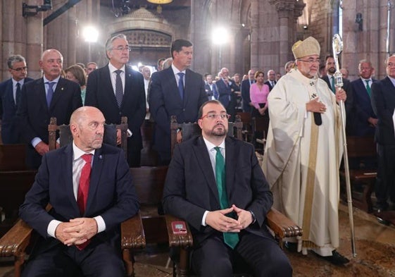 Juan Cofiño y Adrián Barbón, en primera fila, durante la homilía de 2023. La última a la que acudió el presidente autonómico.