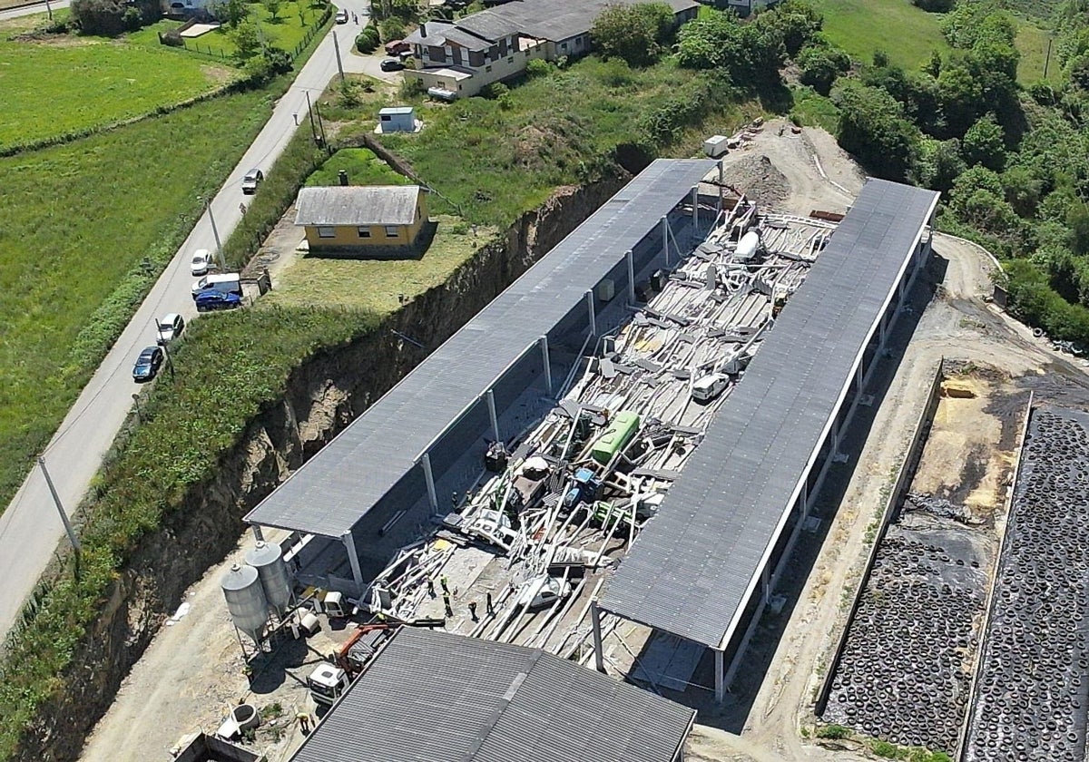 El techo de la nave de la ganadería Cancello, en Coaña, donde ocurrió el accidente laboral.
