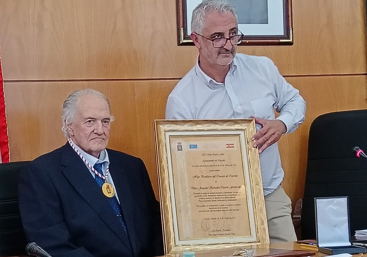 El músico Salvador Cuervo y el alcalde de Carreño, Ángel García