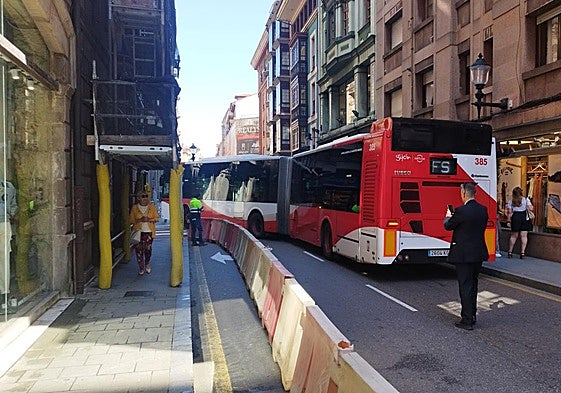 Un autobús gira desde San Bernardo hacia Munuza, con varios coches detenidos en un semáforo.