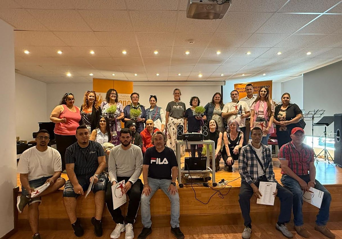 Los participantes el encuentro mierense