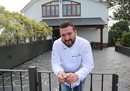 El cocinero Elio Fernández, en su restaurante Ferpel, en Ortiguera.