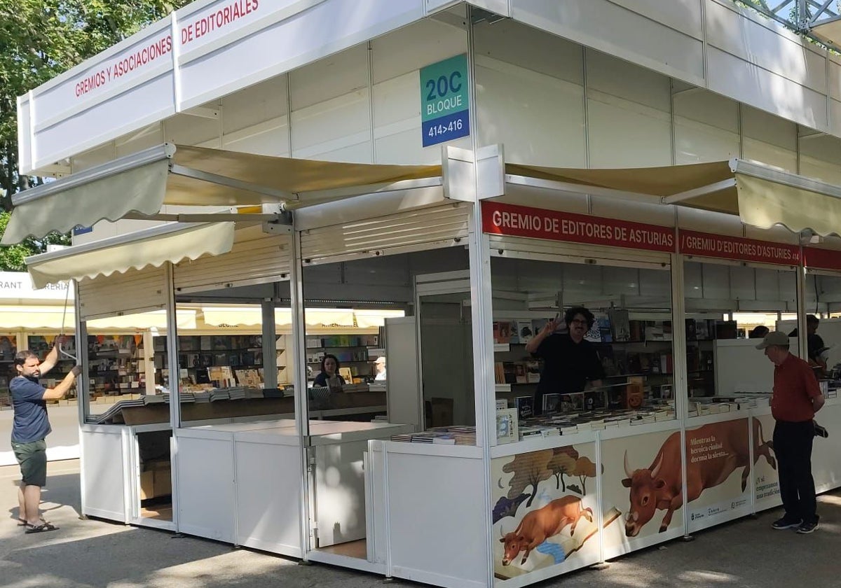 El estand del Gremio de Editores de Asturias ya estaba listo a primera hora de la mañana para el arranque del certamen literario.