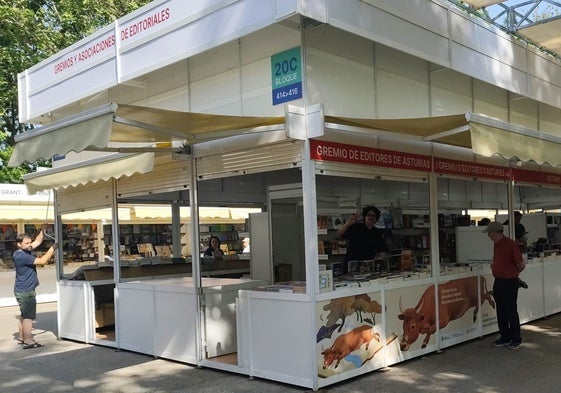 El estand del Gremio de Editores de Asturias ya estaba listo a primera hora de la mañana para el arranque del certamen literario.