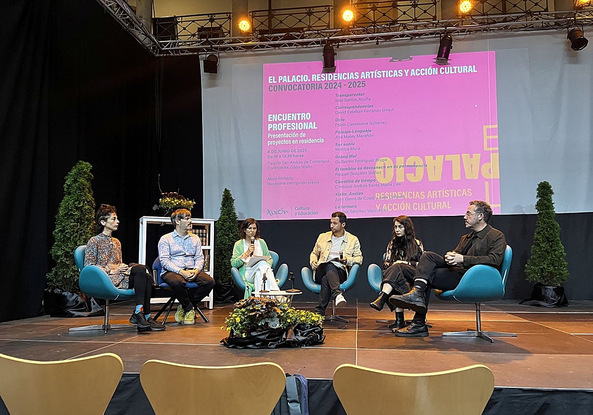 Los artistas, Ana Matey y Juan Cañada; la concejala de Cultura, Montserrat López Moro; el director de la Fundación Municipal de Cultura, Aitor Martínez y los también artistas Mónica Mura y David Ferrando, en la presentación de las jornadas.