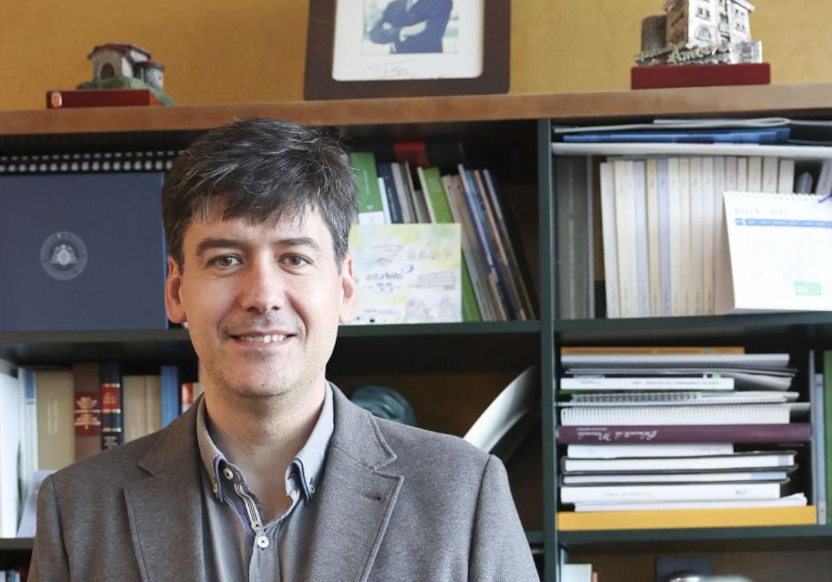 El consejero de Ciencia Borja Sánchez será el sustituto de Belarmina Díaz en El Musel.