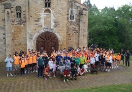 'Capi' rodeado de los alumnos del instituto Doctor Fleming en San Miguel de Lillo.