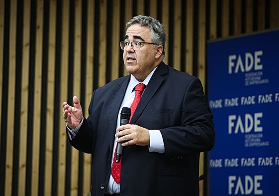 Gregorio Izquierdo, director general del Instituto de Estudios Económicos (IEE), en la reunión de la junta directiva de Fade celebrada este jueves.