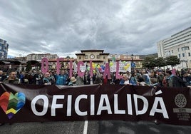 Manifestación por la oficialidad del asturiano por las calles de Oviedo.