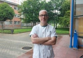 Pablo Pérez Solís, junto al centro de salud de Laviada, en Gijón.